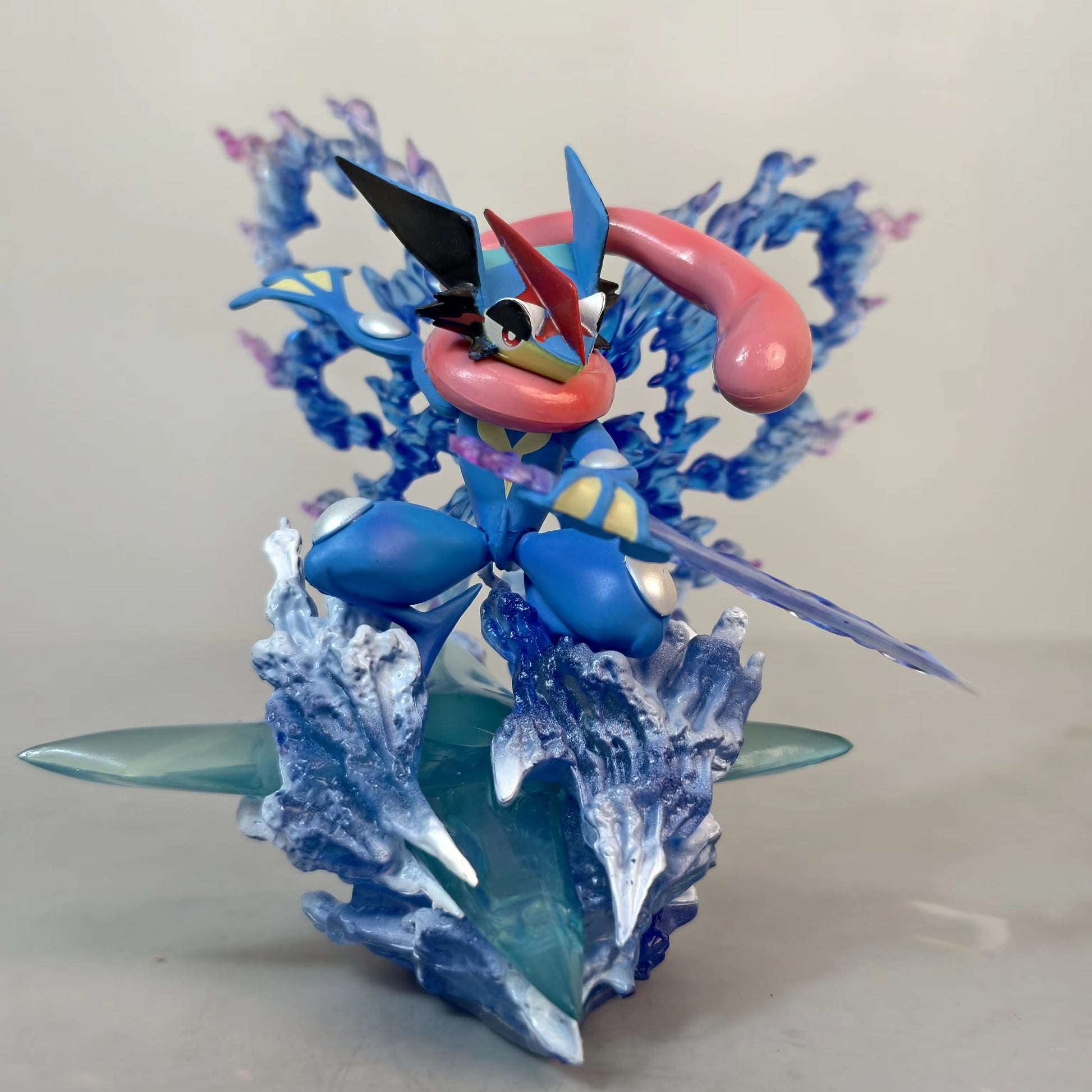 Figura Pokemon Greninja & Greninja Shiny Wonder Studio PVC Pokémon - detalle de la escultura